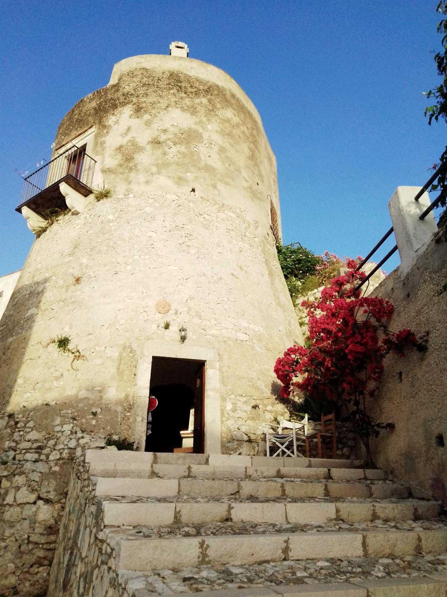 ヴィエステ Torre La Mezzaluna Bed & Breakfast エクステリア 写真